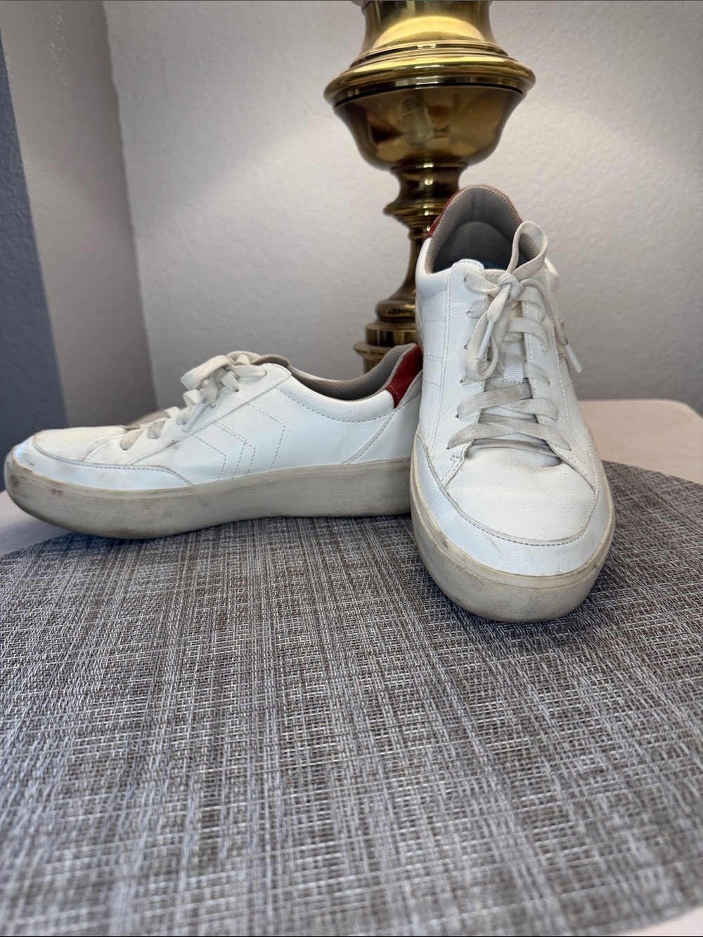 Women's Low-Top Casual Sneakers with Red Heel Accent